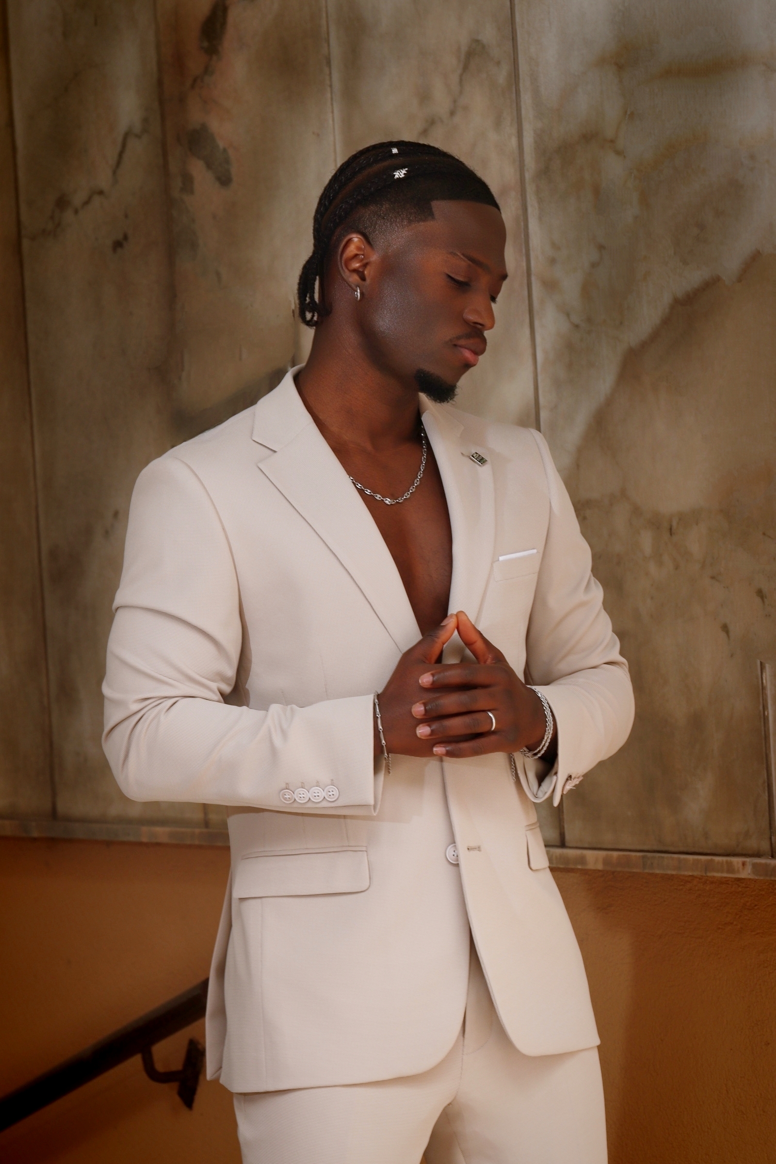traje beige